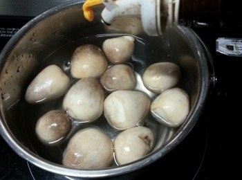 step3: 草菇洗淨,先用滾水加少許紹興酒出水2分鐘,再用凍水沖洗至凍(用酒出水可去除草青味)