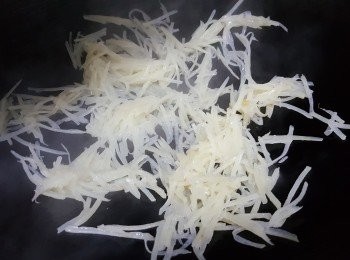 step3: 鍋洗淨燒熱，倒入少許油，倒入薯仔絲略炒