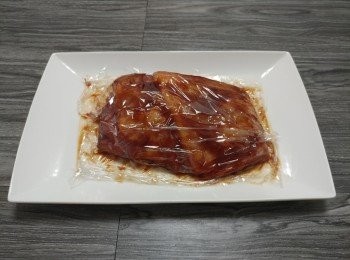 step2: 在骨上均勻地塗抹3湯匙叉燒醬; 用保鮮紙包好醃2小時