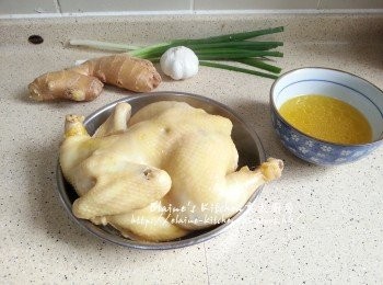 step4: 蒸好的雞盛起 , 蒸雞的雞汁留起