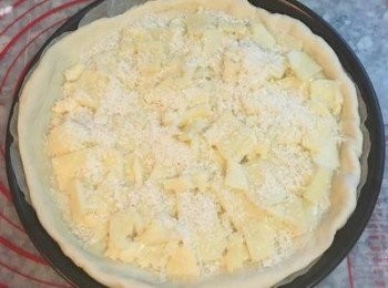 step11: 接著放上馬薩瑞拉起司後，再撒上剩下的帕馬森起司，入烤箱烤13-15分鐘,到起司溶化,餅皮上色。