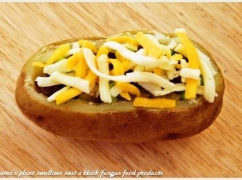 step6: 最後在上層鋪滿乳酪絲，即可放入烤箱烘烤至熟。