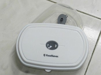 step1: 這是Food Saver的選購商品真空盒，今天用他來醃製港式泡菜，可以更快做好!!