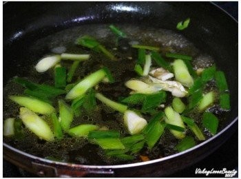 step4: 盛起魚塊之後加入米酒／醬油／糖／水／黑醋／味碄之後 再仔細的拌煮至所有調味混合