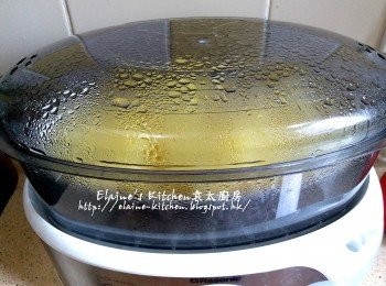step1: 薯仔去皮切厚片 , 放入電蒸鍋內或隔水用中火蒸30分鐘