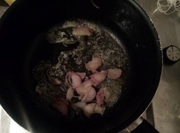 step2: 用中高火燒熱鍋, 放入牛油煮溶, 加入乾蔥片轉中火略為炒香