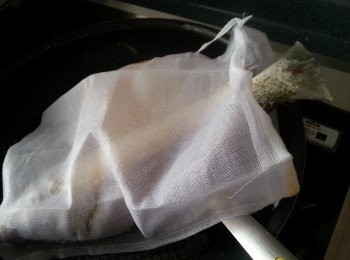 step3: 放入煲魚袋中(作用是令到湯不會有魚骨)
