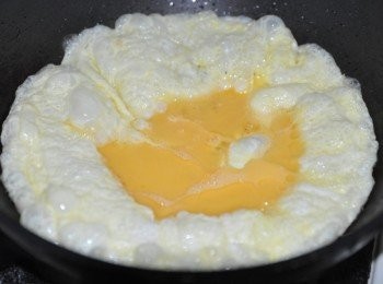 step4: 將蛋液油鍋中慢慢倒入，半炸式的讓但鼓起