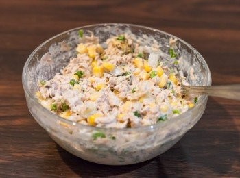 step1: 鹽水吞拿魚和粟米粒隔除水份，洋蔥切成幼粒。把吞拿魚﹑粟米粒﹑洋蔥﹑蔥花﹑蛋黃醬﹑黑胡椒碎和芥末籽醬拌勻成吞拿魚醬。