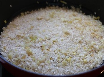 step5: 加入意大利米邊炒邊加入白酒