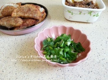 step11: 將蒜蓉 , 蔥粒 , 芫茜放入碗內