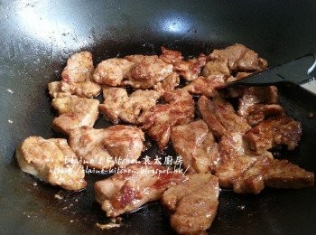 step5: 燒紅鑊 , 將豬扒放入鑊中煎至兩面金黃色盛起