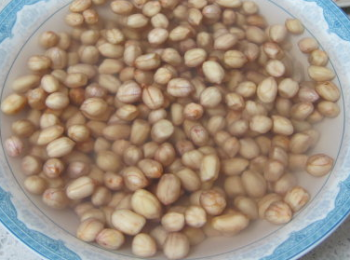 step1: 花生洗淨浸泡在清水裡半小時以上。