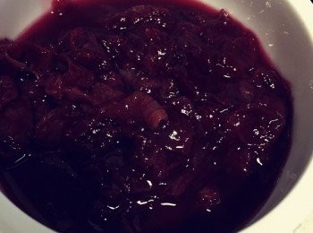 step2: 然後提子隨意壓碎，使它出水之後大火煮開轉小火收汁，期間可挑出葡萄籽，最後放入無水乾淨的罐子里即可。