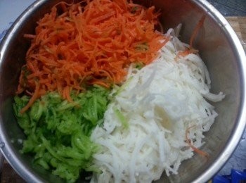 step1: 先將紅甘筍洗淨去皮切絲.溫室青瓜仔洗淨切絲.沙葛洗淨去皮切絲