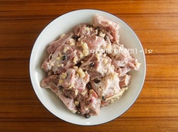 step5: 最後將排骨均勻的"攤平"在盤子中，放入蒸籠蒸20~25分鐘就完成了。