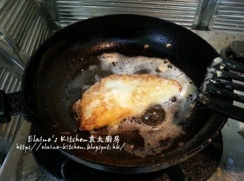 step8: 此時將雞蛋放入鑊中煎至兩面金黃色盛起