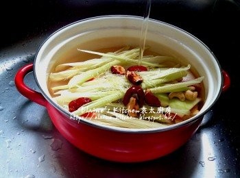 step3: 煲內逐一放入西瓜皮 , 粟米 , 腰果 , 粟米鬚 , 粟米外皮及紅棗