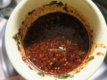 step6: 醬油.水.椒麻辣油.九層塔蒜末拌勻