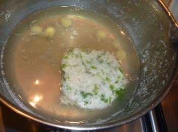 step5: 食用時,將步驟3的<span class="group_3">湯汁</span>煮滾,放入步驟4加熱,將蟹丸盛碗,倒入<span class="group_3">湯汁</span>飾鮮蓮子即可.