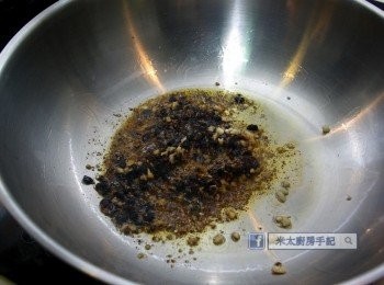 step4: 燒熱1湯匙油，把豆豉醬和蒜茸爆香。