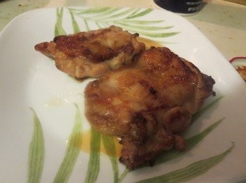 step2: 鍋燒熱油，先將有雞皮的一面煎香,再翻轉煎另一面，加蓋轉中火炆約一分鐘,打開鑊蓋後再煎至略為收乾汁液便可