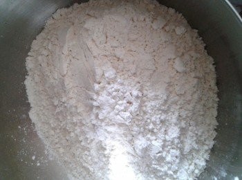 step2: 另一個碗內，將麵粉，泡打粉，糖拌勻