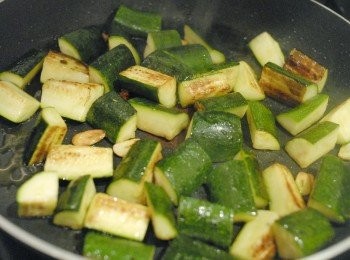 step2: 下橄欖油及蒜片，用小火煮三分鐘，令蒜頭散發香味，然後下翠玉瓜，用中火煮約五分鐘至軟身