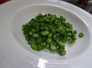 step2: 芥蘭莖切粒（我用㕑餘，不用煮）/ 

生芥蘭處理： 菜粒洗淨， 用大滾水浸30秒浸至剛熟， 隔乾水份備用（菜粒不宜太熟，因會加入飯中再炒）