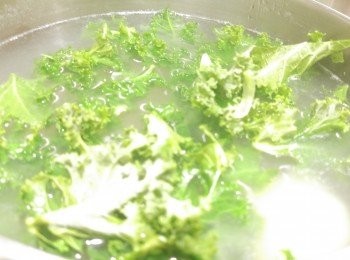 step2: 薯仔切薄片，熱水加入半茶匙鹽，再將薯片煮到軟化，最後加入羽衣甘藍葉一同烚15秒即可。