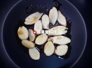 step6: 取出平底鍋，放入薑片，倒入麻油，開小火，爆香薑片。