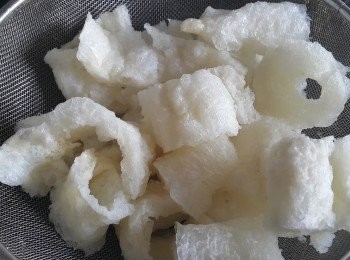 step1: 將魚肚用清水浸泡軟身後，切件用薑片，黃酒出水備用