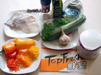 step1: 準備所有<span class="group_1">食材</span>,將甜椒切對半及部份切丁狀,蒜頭及巴西里切碎,將巴薩米可醋與橄欖油調合成醬汁備用