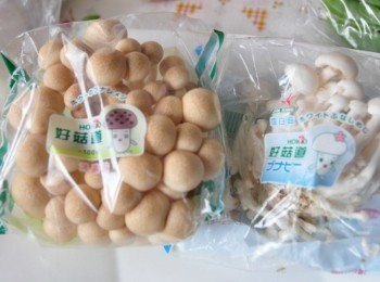 step1: 準備取出適量的菇菇沖洗去蒂頭