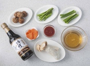 step1: 材料備齊 用平時就做好的漢堡肉解凍捏成5顆肉丸子，沾薄麵粉炸1分鐘定型