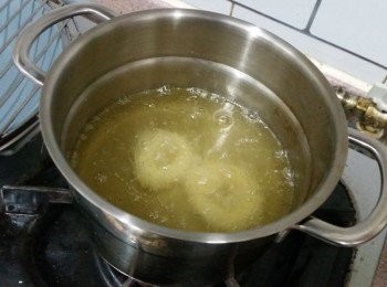 step6: 取出，中火炸至金黃 **用較小的煲炸， 可以省點油。