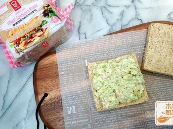 step4: 厚切麵包放入多士爐，烤至兩邊香脆；將材料夾入麵包中，切半即可