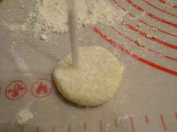 step6: 取一枝筷子或吸管在圓麵片上戳出一雙眼晴。