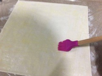 step2: 之後放上一塊酥皮，等約5分鐘慢慢開始軟身, 跟住就掃上牛油再係表面平均灑上砂糖