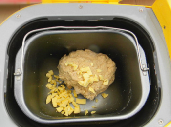 step2: 和麵20分鐘按鍵停止，放入軟化黃油，繼續和麵半小時。