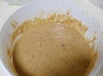 step3: 麵粉泡打粉過篩，加入雞蛋，和冷卻的棗泥漿混合，調成糊。