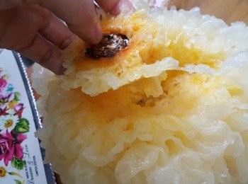 step2: 新鮮雪耳切去底部，深黃色部分也切除，洗淨撕細塊