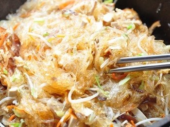 step4: 冬粉容易結成一團團，可將冬粉剪一小小段再做均勻的攪拌，讓調味均勻分布