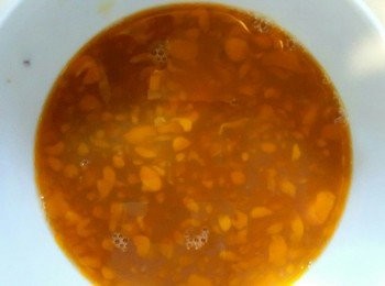 step2: 將水及所有調味料拌入蛋漿後略拌，拌完蛋黃蛋白仍有分開部份