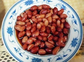 step3: 然後倒入控好油的花生，攪拌一下，即可。也可以在上面撒少許香菜，蔥~