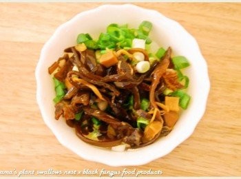 step4: 將馬鈴薯泥與紅椒麻辣黑菇醬、蔥花等<span class="group_1">食材</span>相互拌勻。