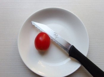step2: 先用小水果刀將蕃茄底部劃十字。
