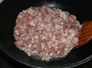 step2: 下絞肉快炒(絞肉可以選自己喜愛的部位與絞的細度，我是請老板幫我絞細的)