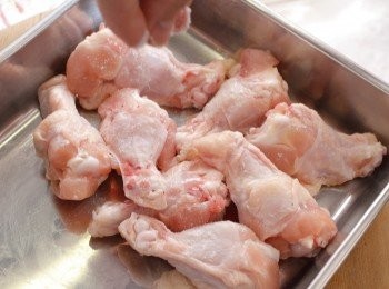 step4: 帶骨雞腿肉撒上鹽與胡椒→帶骨雞腿肉撒上少許鹽與胡椒（<span class="group_1">食材</span>預備份量外）。