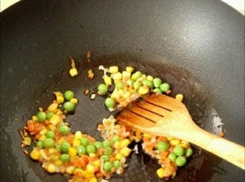step5: 然後下青豆、甜玉米粒、菠蘿丁，翻炒